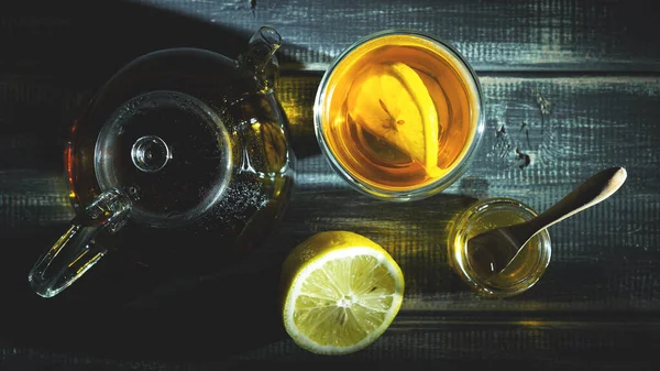 Tè nero fresco con limone e miele in termostato trasparente. Teiera. Vista dall'alto — Foto Stock