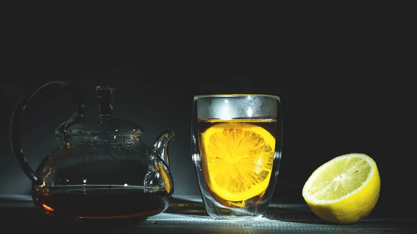 Gorąca Świeża Czarna Herbata Cytryną Przezroczystej Filiżance Therm Szklany Czajnik — Zdjęcie stockowe