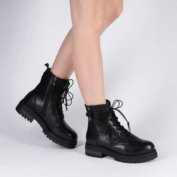 Demi Seizoensgebonden Vrouwelijke Zwarte Leren Schoenen Met Vetersluiting Model Benen — Stockfoto