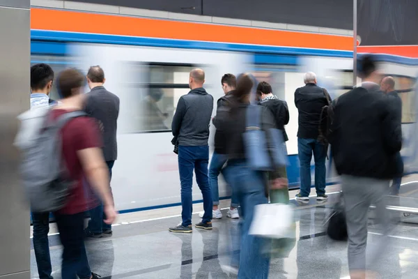 Yolcular treni bekliyor. Metro istasyonundaki insanlar..
