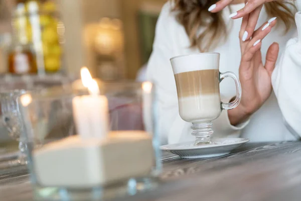 Kopi Latte Atas Meja Dengan Lilin Suasana Hati Romantis — Stok Foto