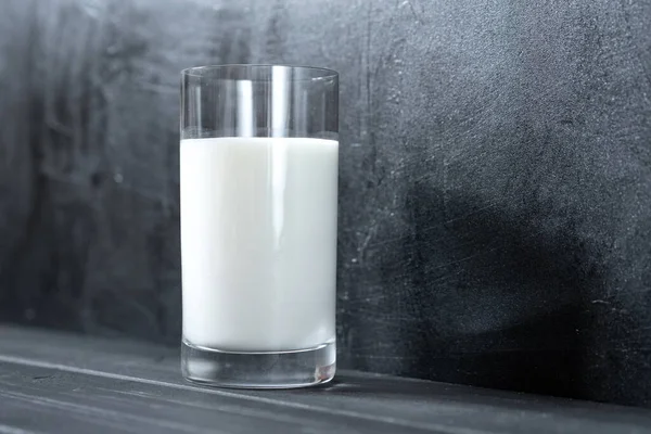 Glas Mjölk Svart Bakgrund — Stockfoto