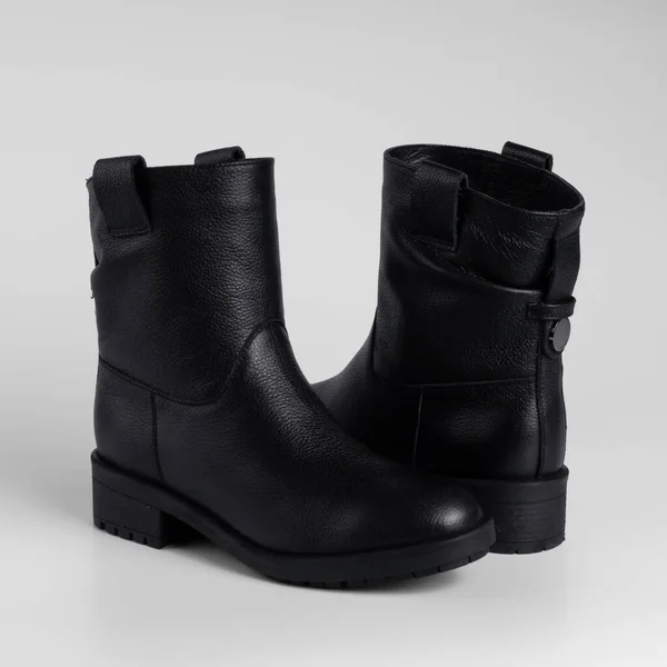 Black Female Leather Ankle Boots Demi Season Flat Shoes Catalog — 图库照片