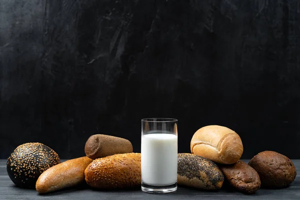 Mini Baguetter Och Glasmjölk Svart Betong Vägg Bakgrund Uppfattat Utrymme — Stockfoto