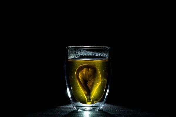 Černý Čaj Plátkem Citronu Skleněném Teploměru Tmavém Pozadí Kopírovat Prostor — Stock fotografie