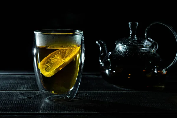 透明テルムカップにレモン入りのホットフレッシュ紅茶 グラスティーポット — ストック写真