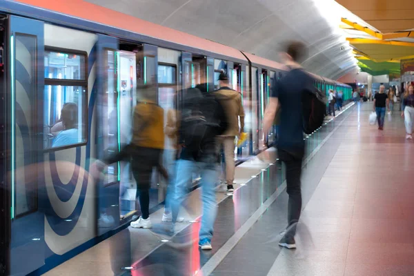 Yolcu akışı konsepti. İnsanlar metroya biniyor. Yolcular bulanık, hareket gösteriliyor. Tren istasyonu..