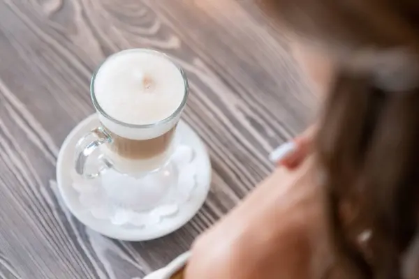 Gelas Kopi Latte Yang Lezat Gadis Sedang Mempersiapkan Diri Untuk — Stok Foto