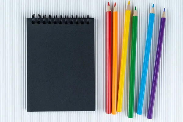 Cuaderno Negro Lápices Color Lgbt Encuentran Sobre Fondo Cartón Corrugado — Foto de Stock