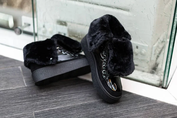 Черный Зимний Мех Сапоги Лакированные Кожаный Стенд Серый Паркет Возле — стоковое фото