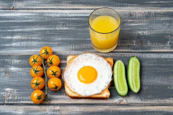 Smažené Vejce Toastu Cherry Rajčaty Okurkami Pomerančovým Džusem Lehká Snídaně — Stock fotografie