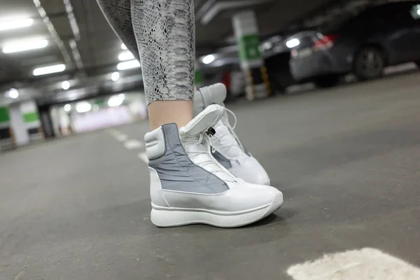 Sneakers Leather White Gray Demi Season Foot Model Underground Parking — Stock Photo, Image