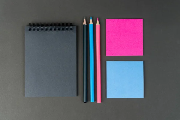 Cuaderno Negro Notas Lápices Azules Rosados Sobre Fondo Negro Prepárense — Foto de Stock