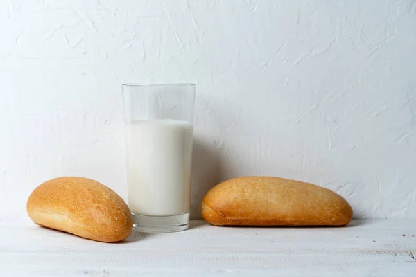 Roti Gandum Mini Dengan Susu Berkarat Sarapan Bergizi — Stok Foto