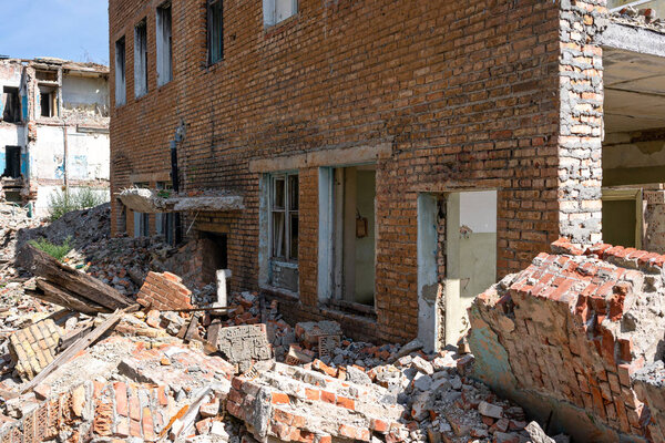 фасад разрушил кирпичное здание. концептуальная война, разрушения, разрушения, землетрясения, грабежи
