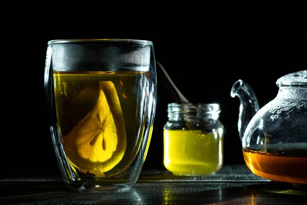 Heißer Schwarzer Tee Mit Zitronenscheibe Transparentem Thermomug Und Honig Teekanne — Stockfoto
