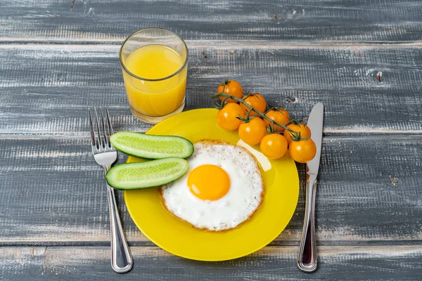 Fried Egg Yellow Plate Cherry Tomatoes Cucumbers Orange Juice Nutritious — Stock Photo, Image