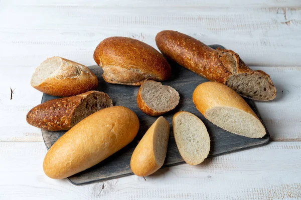 Stukken Verschillende Mini Stokbrood Rogge Tarwe Meergranen Brood Snijplank — Stockfoto