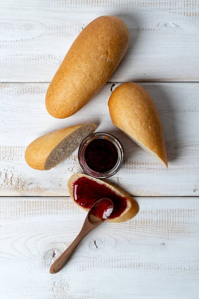 Potongan Baguette Mini Putih Dengan Selai Raspberry Makanan Manis — Stok Foto