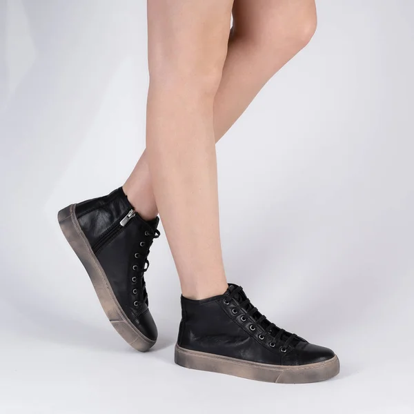 Classiche Sneakers Alte Pelle Donna Foto Gambe Modello Sfondo Bianco — Foto Stock