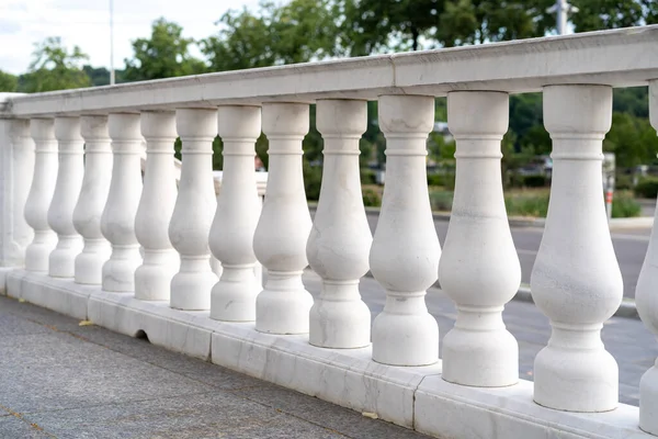 Fehér Palota Korlátok Fújt Kellékek Gyönyörű Klasszikus Építészet Luxus Utcai — Stock Fotó