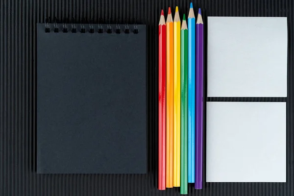 Cuaderno Negro Lápices Color Lgbt Dos Notas Sobre Fondo Cartón — Foto de Stock