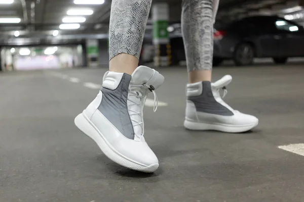Sneakers Δέρμα Λευκό Γκρι Demi Εποχή Πόδια Ένα Μοντέλο Υπόγειο — Φωτογραφία Αρχείου