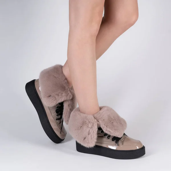 Belos Sapatos Inverno Quentes Femininos Com Guarnição Pele Pernas Modelo — Fotografia de Stock