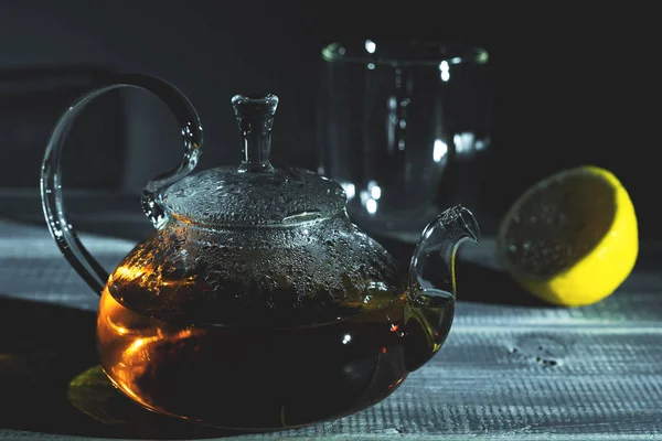 Glas Teekanne Mit Heißem Frischem Schwarzen Tee Mit Zitrone Auf — Stockfoto