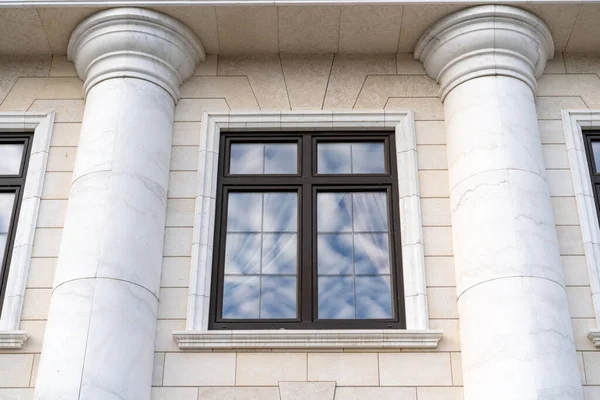 Mooi Raam Een Klassiek Gebouw Met Witte Muren Glazen Reflectie — Stockfoto