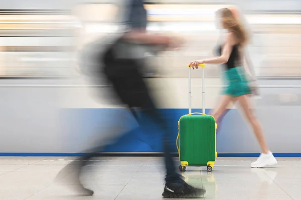 Leuchtend Grüner Koffer Und Mädchen Urlaub Wochenendkonzept Alleinreisende — Stockfoto