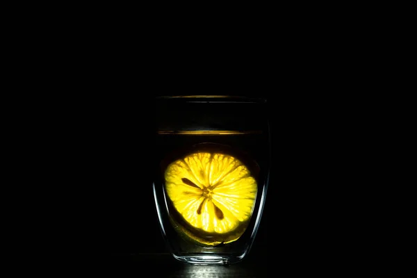 Negro Con Rodaja Limón Termomug Vidrio Sobre Fondo Oscuro Espacio —  Fotos de Stock