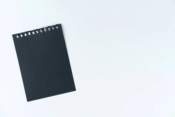 Černý List Zápisníku Leží Bílém Pozadí Textura Lepenky Černá Listina — Stock fotografie