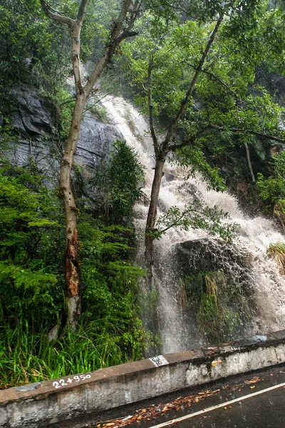 Een Ramp Waterval Regen Giet Water Bergweg Overstromingen Zware Regenval — Stockfoto