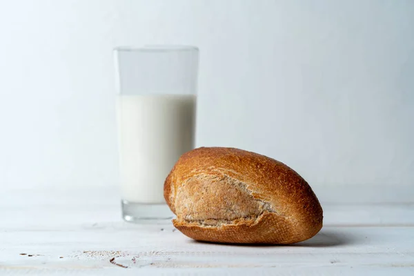Minibaguetter Råg Med Mjölk Enkel Näringsrik Frukost — Stockfoto
