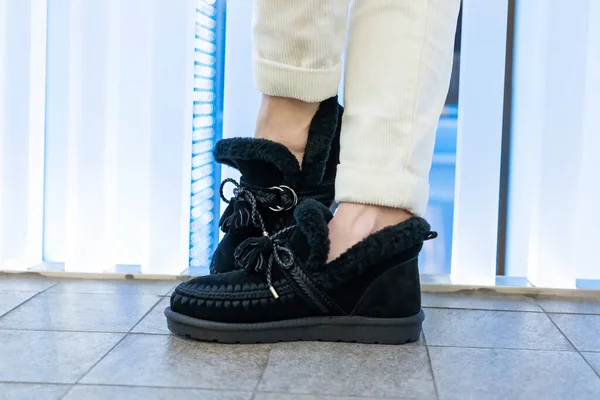Черные Туфли Нубака Богатой Отделкой Вязаные Детали Мехом Ногах Модели — стоковое фото