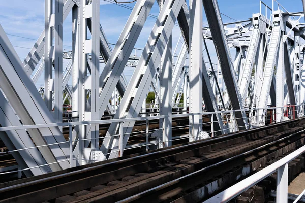 Leere Lange Eisenbahnbrücke Aus Metall Mit Schienen Sonniger Tag — Stockfoto