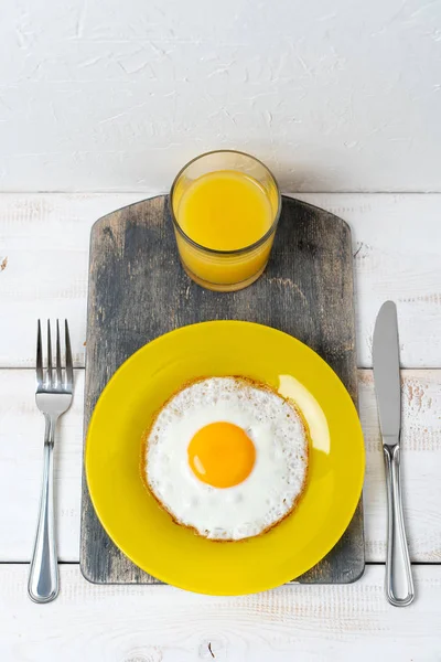 Smažené Vejce Žlutém Talíři Pomerančovým Džusem Čerstvá Snídaně — Stock fotografie