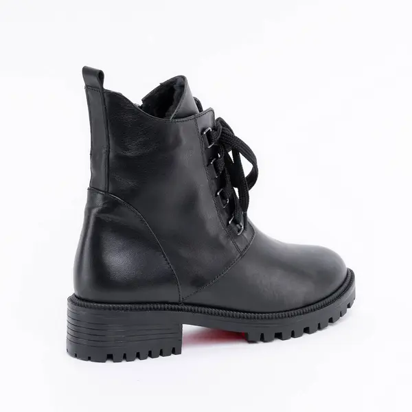 Cool Laconico Inverno Pelle Nera Bootwith Lacci Sfondo Bianco — Foto Stock