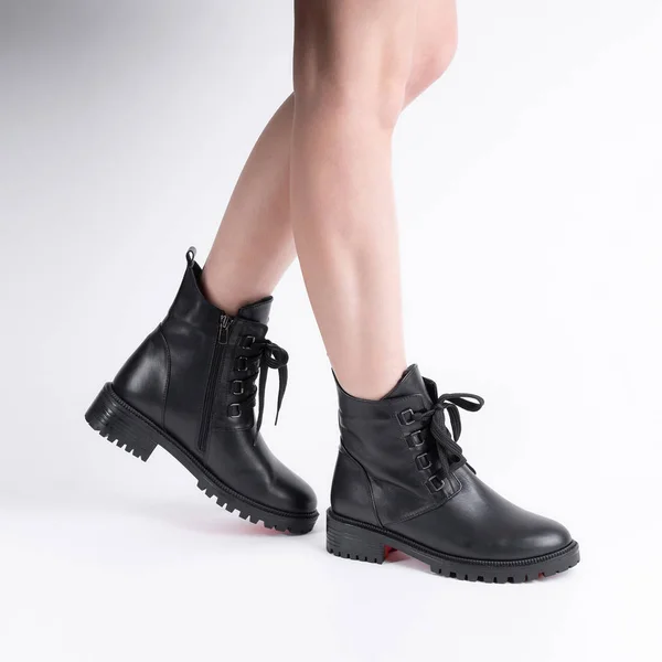 Demi Sazonal Sapatos Couro Preto Feminino Com Atadura Pernas Modelo — Fotografia de Stock