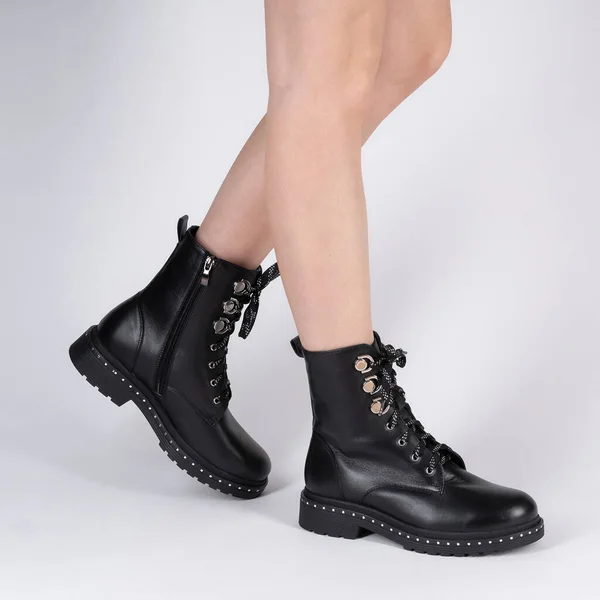 Demi Sazonal Sapatos Couro Preto Feminino Com Atadura Pernas Modelo — Fotografia de Stock