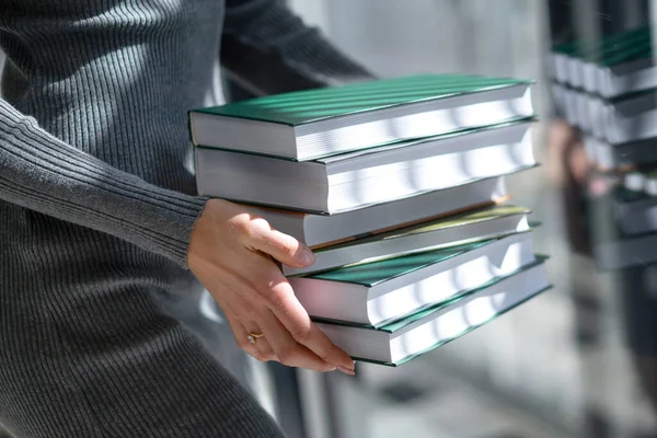 Gün ışığında bir kaç kitap kız ellerinde.