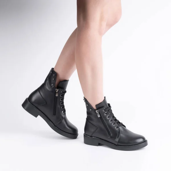 Demi Sazonal Sapatos Couro Preto Feminino Com Atadura Pernas Modelo — Fotografia de Stock