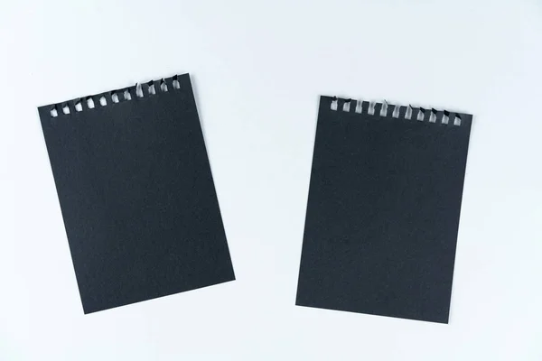 Dos Hojas Negras Cuaderno Encuentran Sobre Fondo Blanco Textura Cartón — Foto de Stock