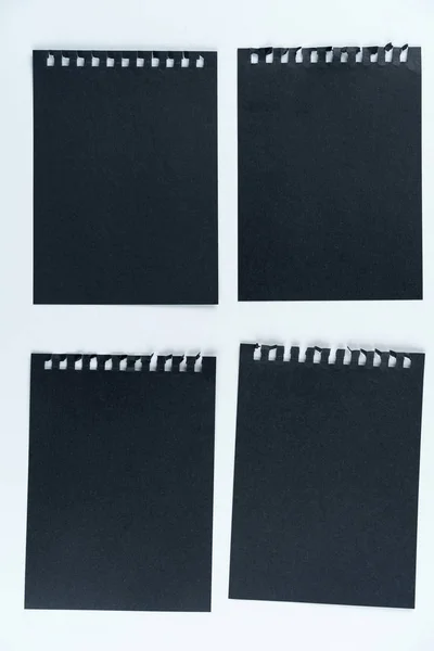 Cuatro Hojas Negras Cuaderno Encuentran Sobre Fondo Blanco Textura Del — Foto de Stock