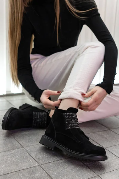 Black Demi Season Boots Nubuck Models Feet Интересная Перспектива Интерьер — стоковое фото