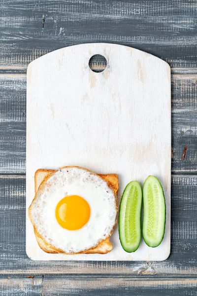 Huevo Frito Brasa Con Pepino Tabla Blanca Corte Copie Espacio Fotos de stock