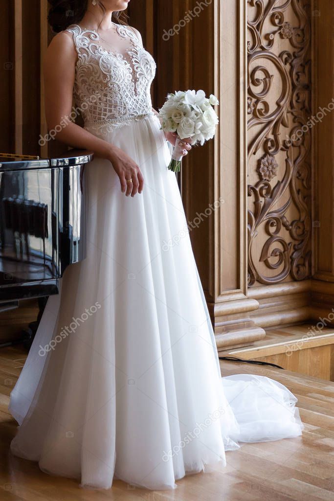 Hermoso Vestido Boda Blanco Sencillo Bouquet Sin Fisuras Vivienda Novia Foto de stock DenisBukhlaev 340712754