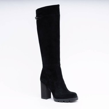 Ilık kürklü siyah nubukadan yapılmış şık bir kış botu. Beyaz arkaplanda. 