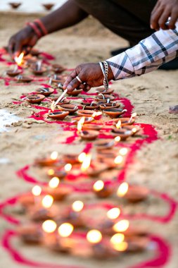 Hindu dini festivalinde gaz lambalarını yaktı. Geleneksel Hint kültürü.
